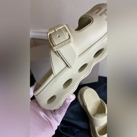 Woman Hunter Slides-10m - Picture 5 of 9